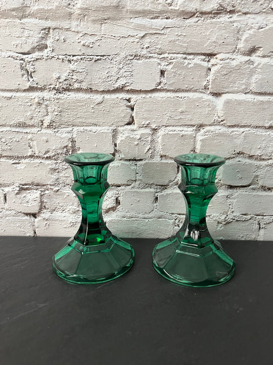 Vintage 1970s Emerald Green Pressed Glass Candlesticks – Faceted Art Deco Style Candle Holders – Pair – Mid Century Inspired Decor