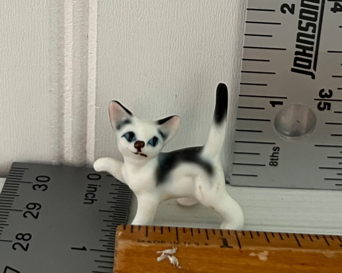 Vintage Mid-Century Kitsch White Black with Blue Eyes Cat With 2 Kittens Porcelain Figurine Set of 3 – Japan/Taiwan Export Style, c. 1960s–1970s