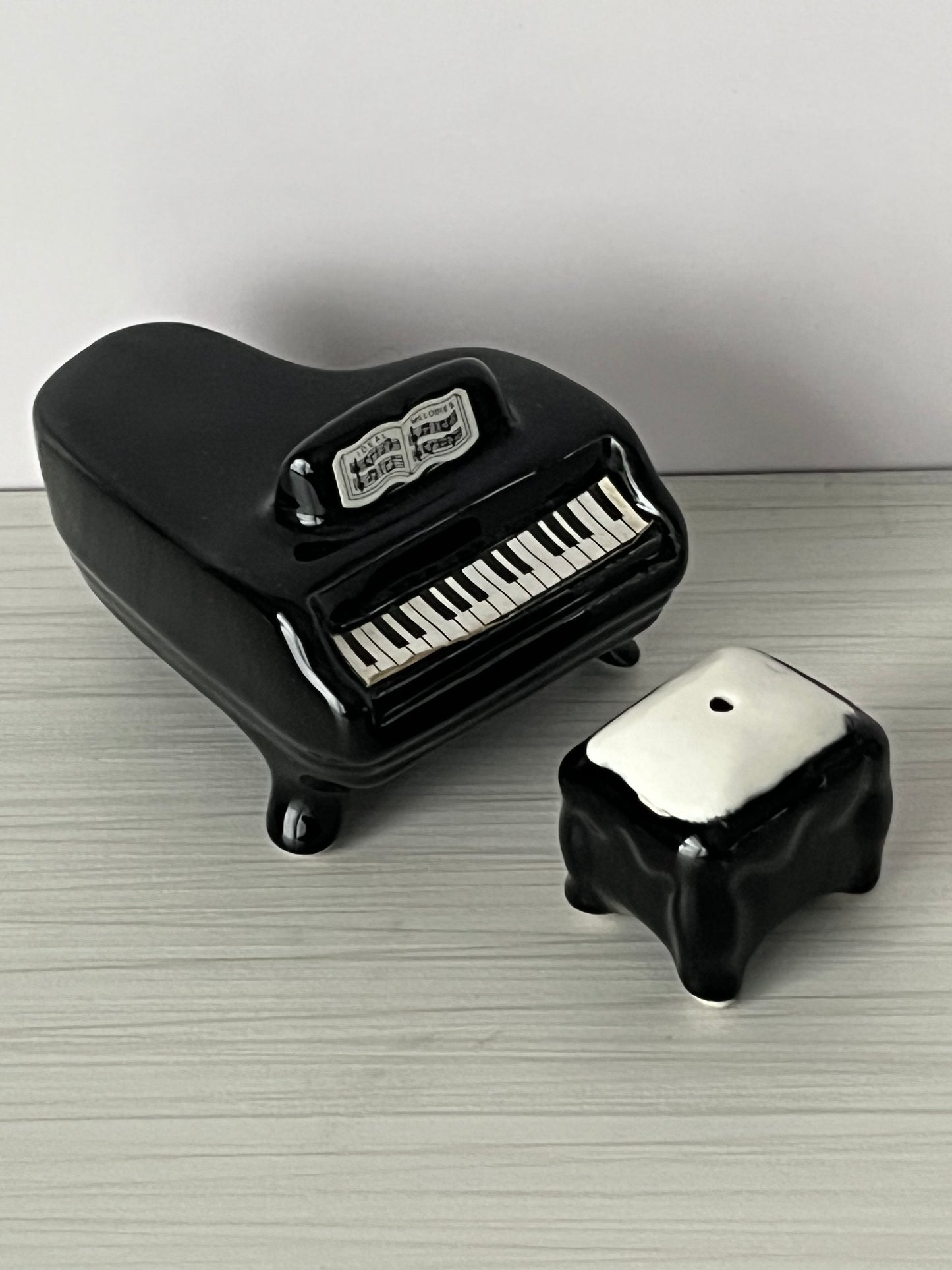 Vintage 1989 Sarsaparilla Deco Designs Grand Piano & Bench Salt and Pepper Shaker Set – 1980s Art Deco Revival Musical Kitchen Collectible