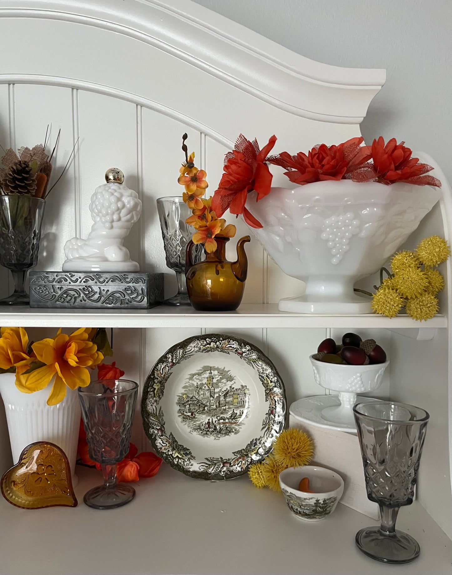 Vintage 1960s–1970s Anchor Hocking Milk Glass
“Harvest Grape” Octagon Pedestal Fruit Bowl — White Milk Glass — 9” Footed Display Bowl