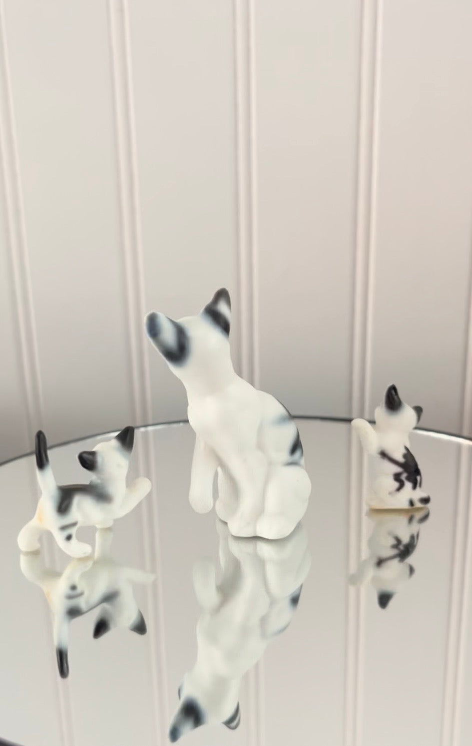 Vintage Mid-Century Kitsch White Black with Blue Eyes Cat With 2 Kittens Porcelain Figurine Set of 3 – Japan/Taiwan Export Style, c. 1960s–1970s
