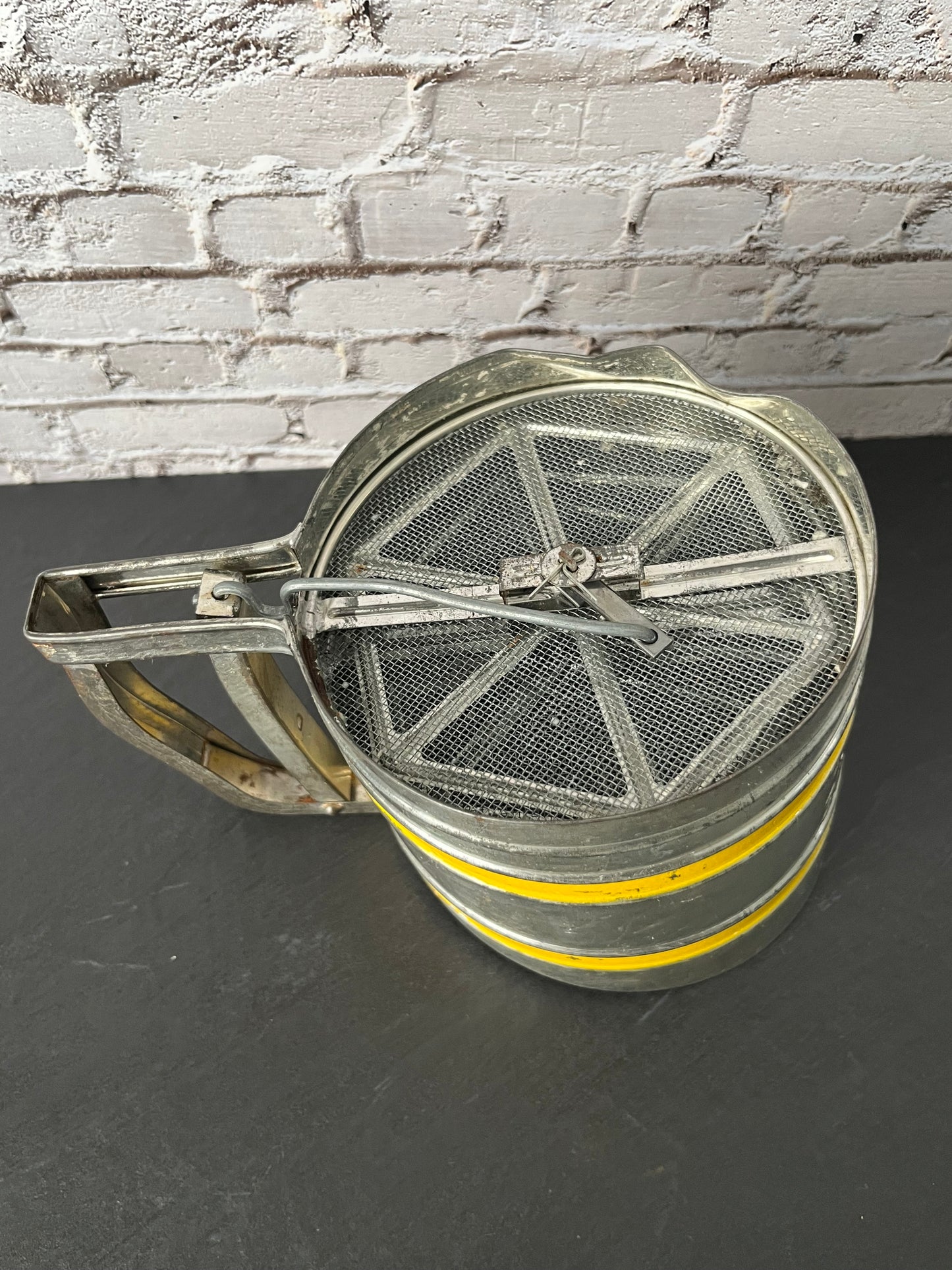 Vintage Sift-Chine Triple Screen Flour Sifter – 1940s–1950s Yellow Stripe Baking Tool