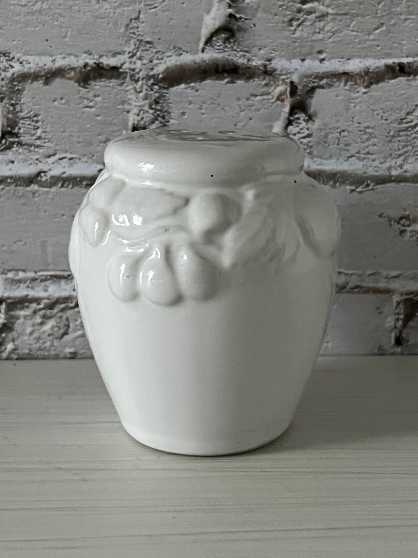 Retro 1980s–1990s White Grapevine Ceramic Salt Shaker – Single Orphan Shaker, Cottage Farmhouse Kitchen Accent