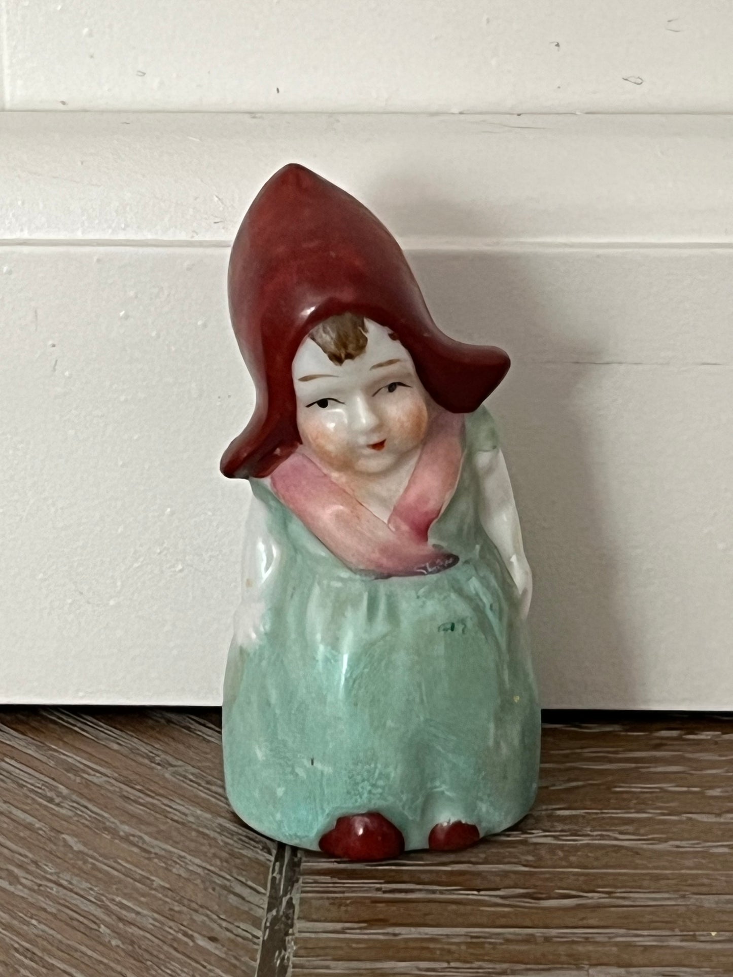 Vintage 1920s–1930s Mini Hand-Painted Dutch Bonnet Girl Porcelain Shaker Figurine – Mint Green Dress & Rust Red Hood