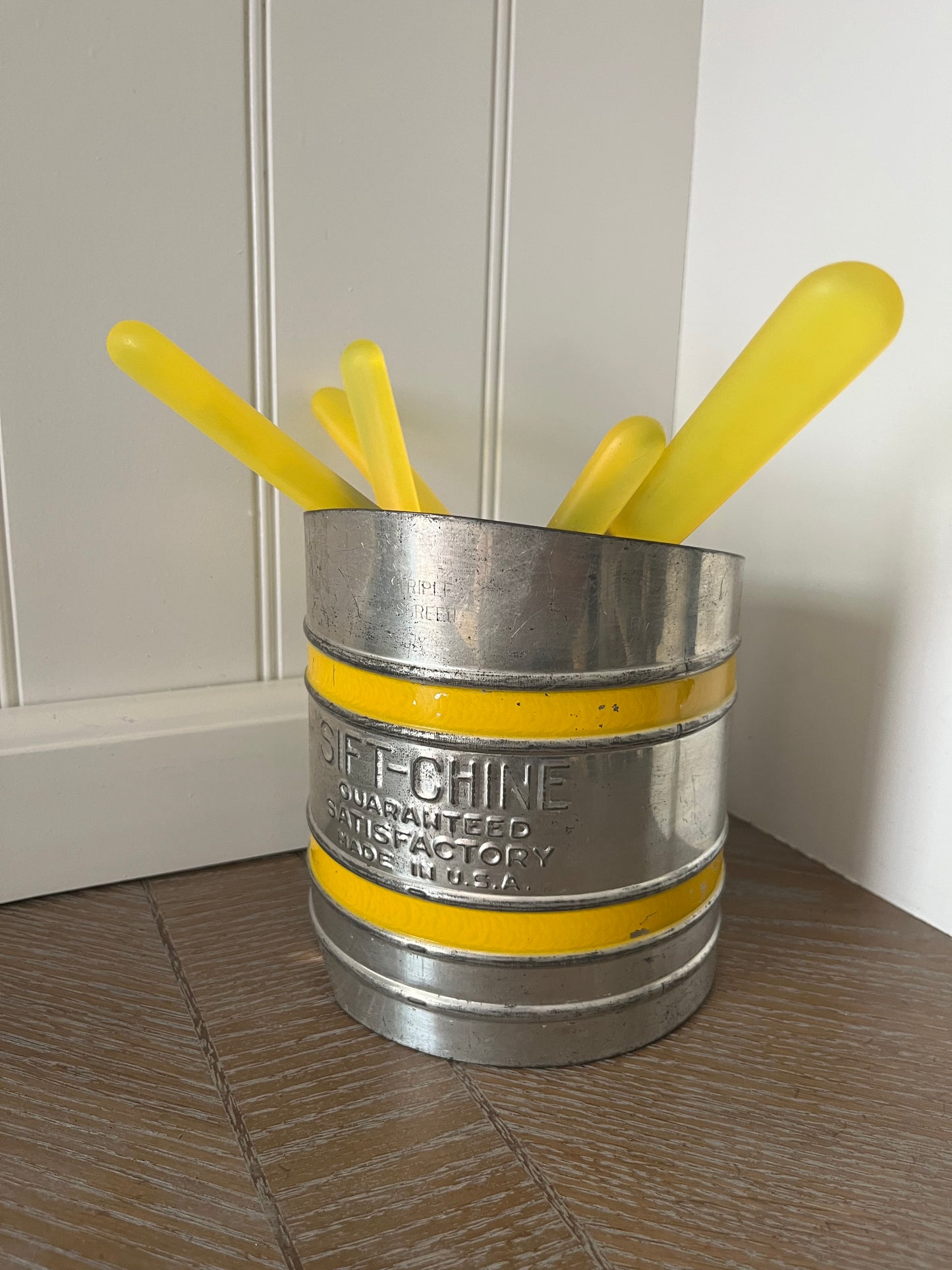 Vintage Sift-Chine Triple Screen Flour Sifter – 1940s–1950s Yellow Stripe Baking Tool