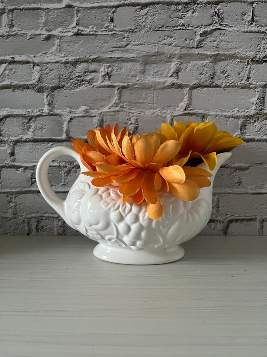 Tabletops Gallery “Harvest” White Ceramic Gravy Boat
Embossed Grapes & Leaves • Footed Autumn Serveware