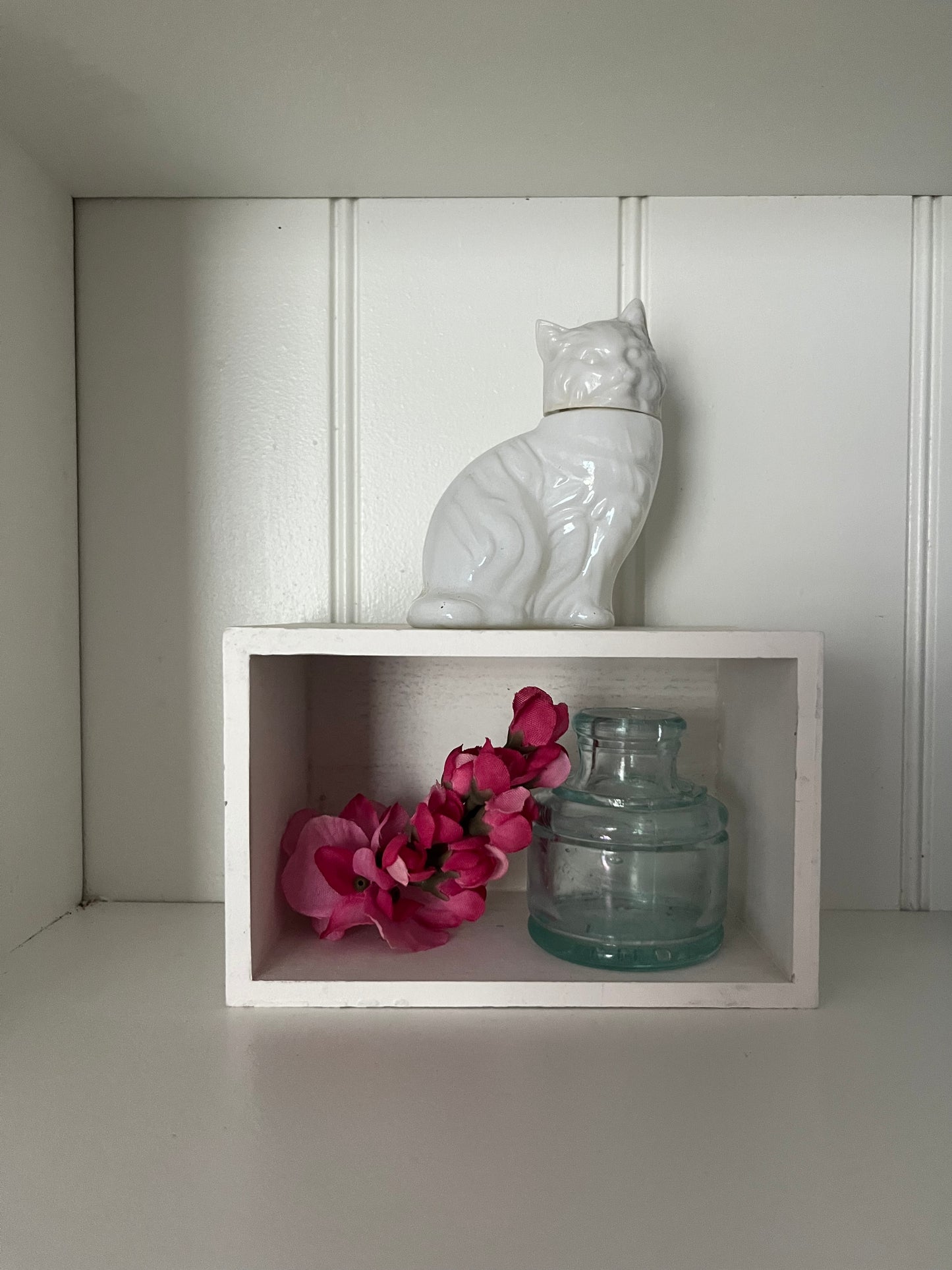 Vintage Avon White Milk Glass Persian Kitty Cat Perfume Bottle (1970s) - Collectible Home Décor