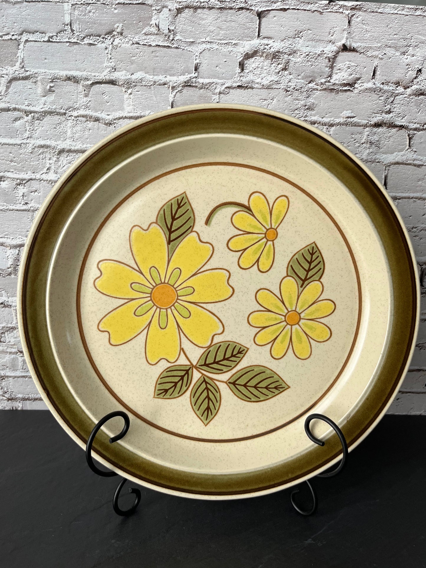 Vintage   Mikasa Hallkraft Potterskraft “Lazy Daisies” Stoneware Dinner Plate P6030 1970s Japanese Flower Power Style