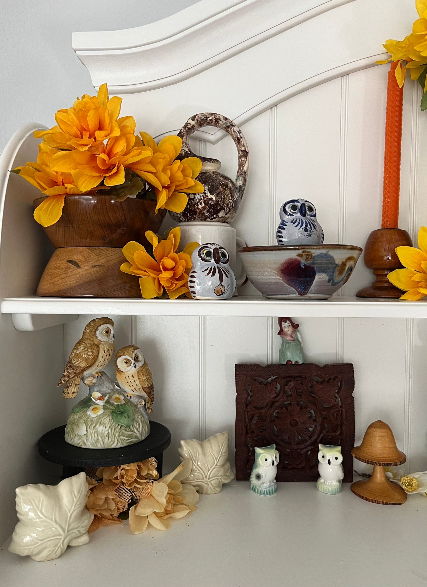 Vintage 1920s–1930s Mini Hand-Painted Dutch Bonnet Girl Porcelain Shaker Figurine – Mint Green Dress & Rust Red Hood