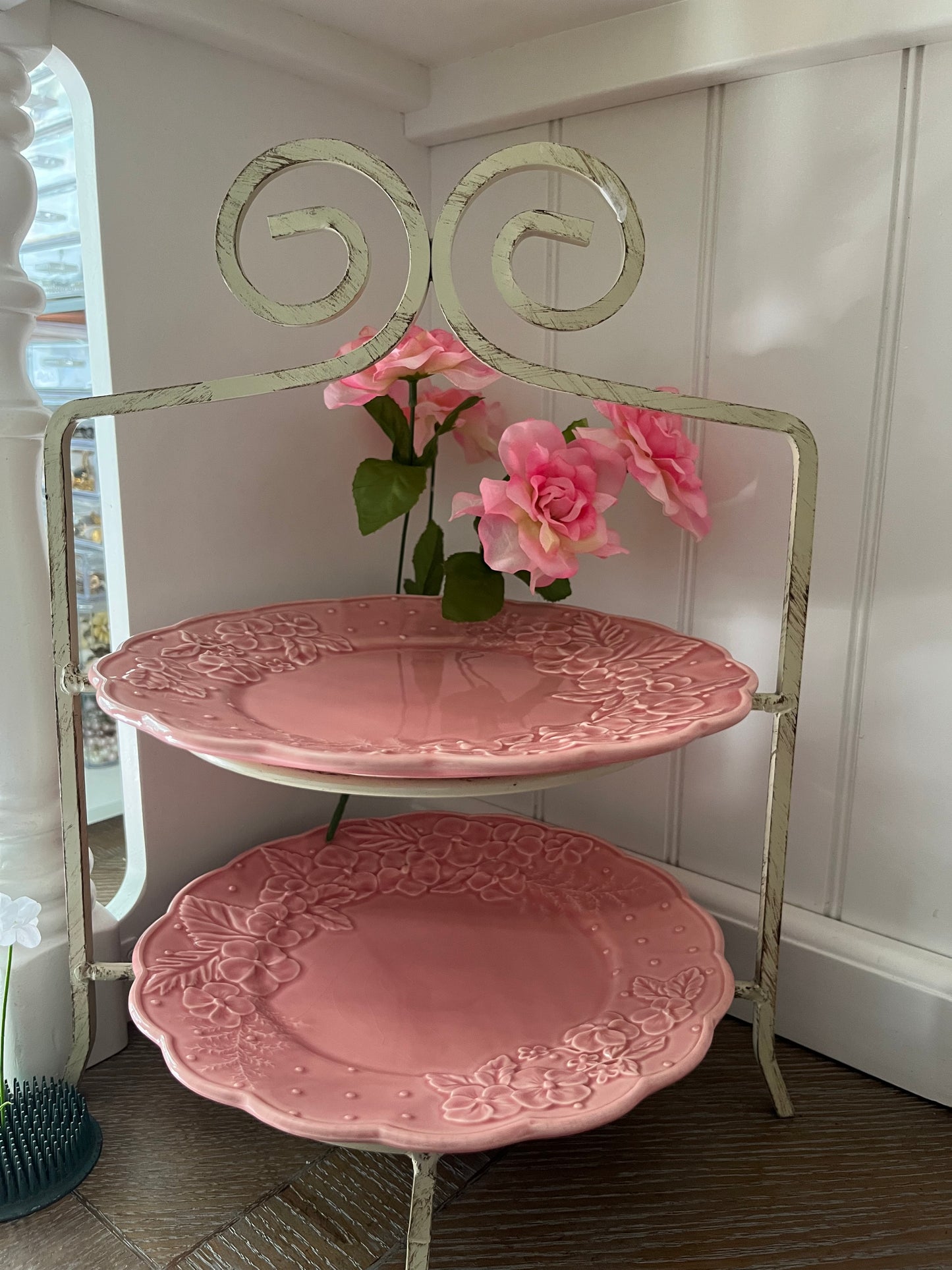 Vintage 1980s Bordallo Pinheiro Pink Majolica Floral Plates – Set of 4 Hydrangea Relief Display Dinner Size Plates  – Made in Portugal – Heavy Crazing Crackle Glaze