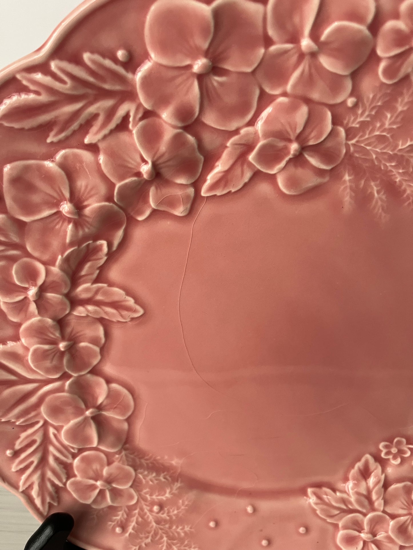 Vintage 1980s Bordallo Pinheiro Pink Majolica Floral Plates – Set of 4 Hydrangea Relief Display Dinner Size Plates  – Made in Portugal – Heavy Crazing Crackle Glaze