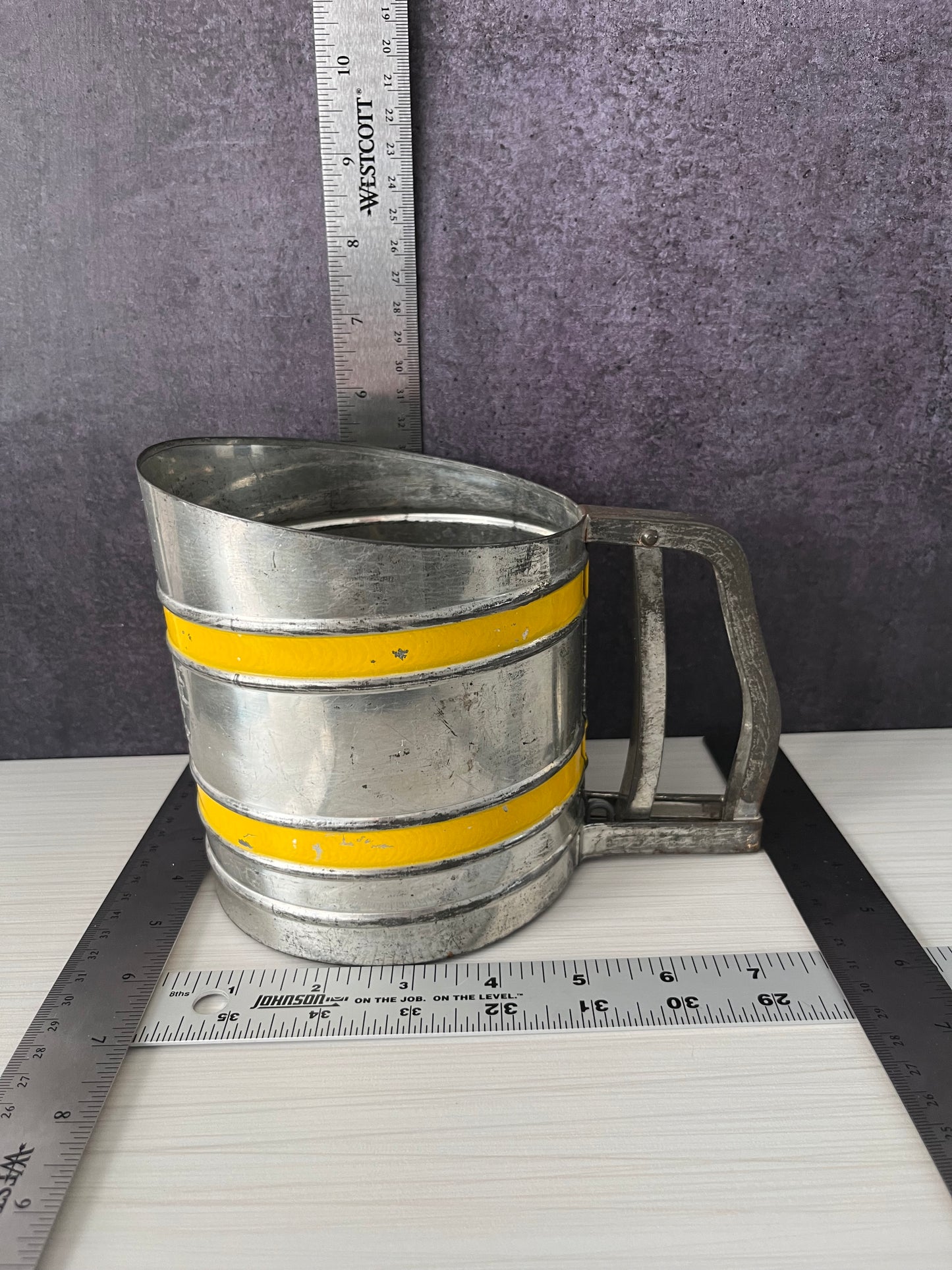 Vintage Sift-Chine Triple Screen Flour Sifter – 1940s–1950s Yellow Stripe Baking Tool