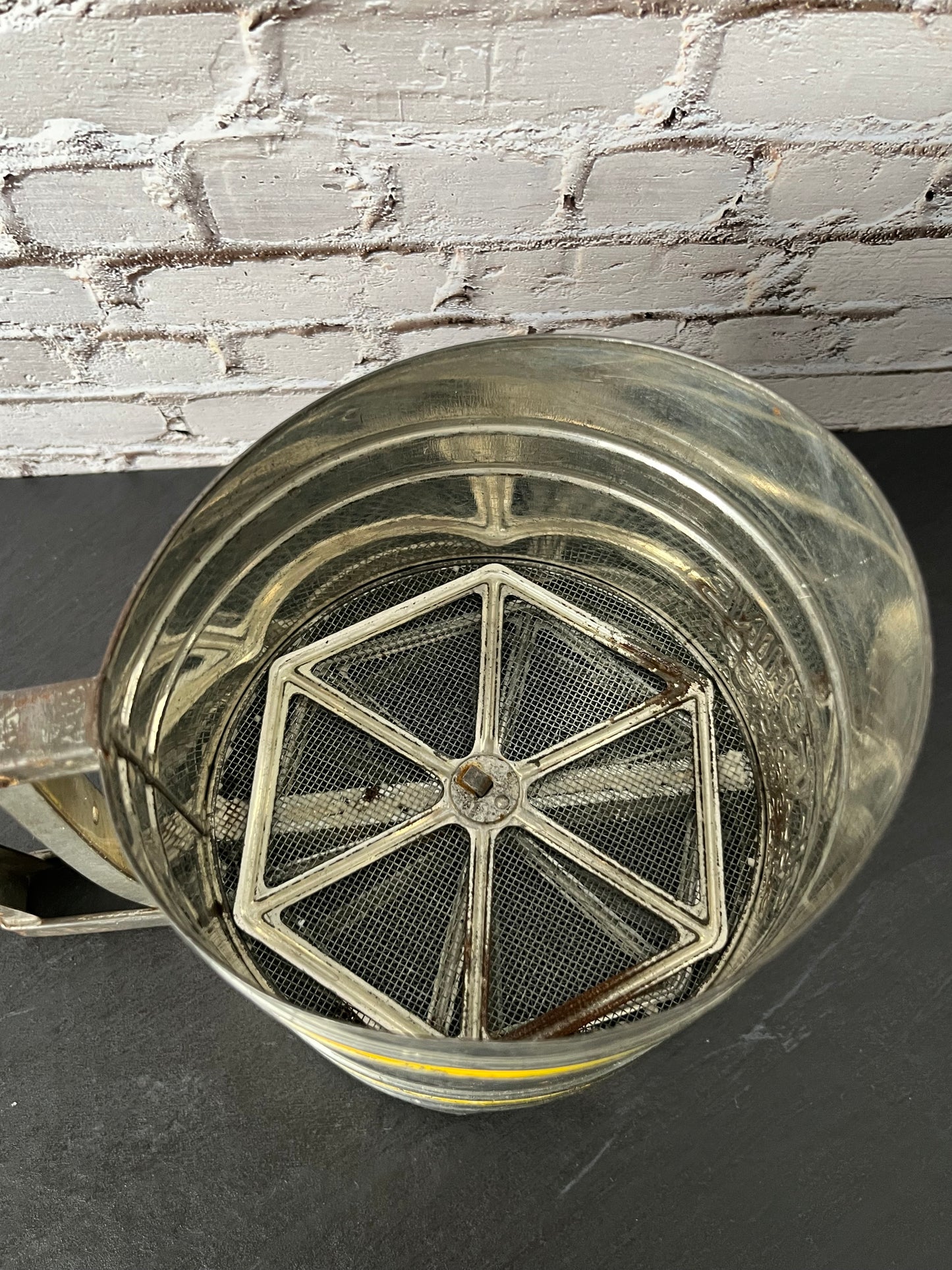 Vintage Sift-Chine Triple Screen Flour Sifter – 1940s–1950s Yellow Stripe Baking Tool