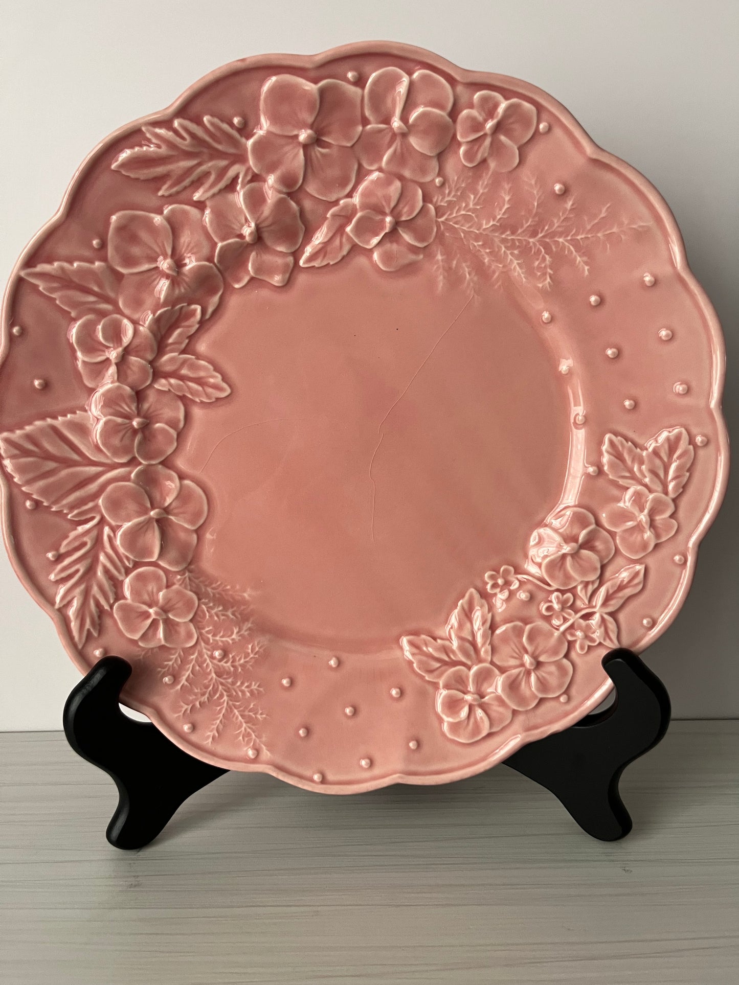 Vintage 1980s Bordallo Pinheiro Pink Majolica Floral Plates – Set of 4 Hydrangea Relief Display Dinner Size Plates  – Made in Portugal – Heavy Crazing Crackle Glaze