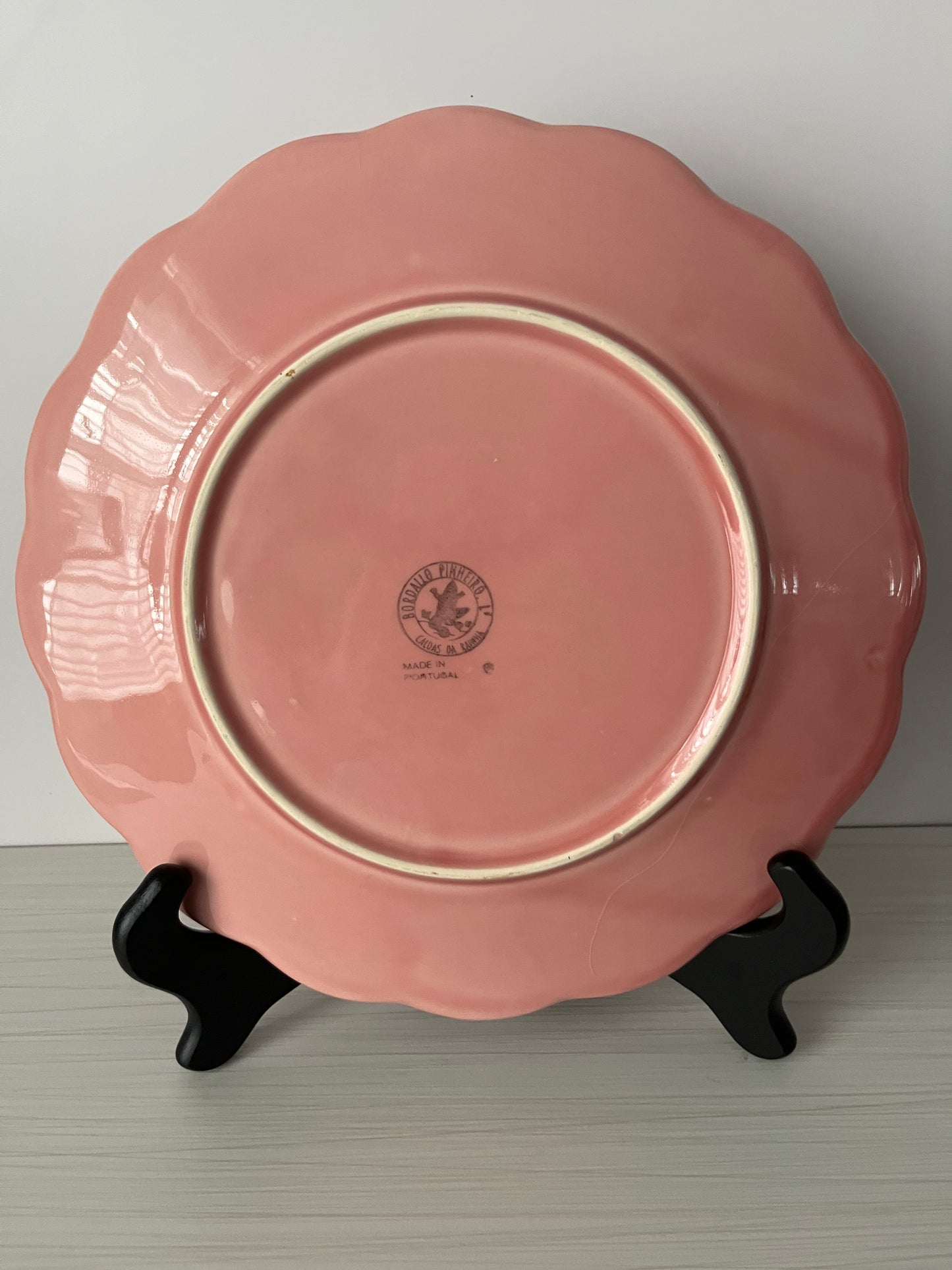 Vintage 1980s Bordallo Pinheiro Pink Majolica Floral Plates – Set of 4 Hydrangea Relief Display Dinner Size Plates  – Made in Portugal – Heavy Crazing Crackle Glaze