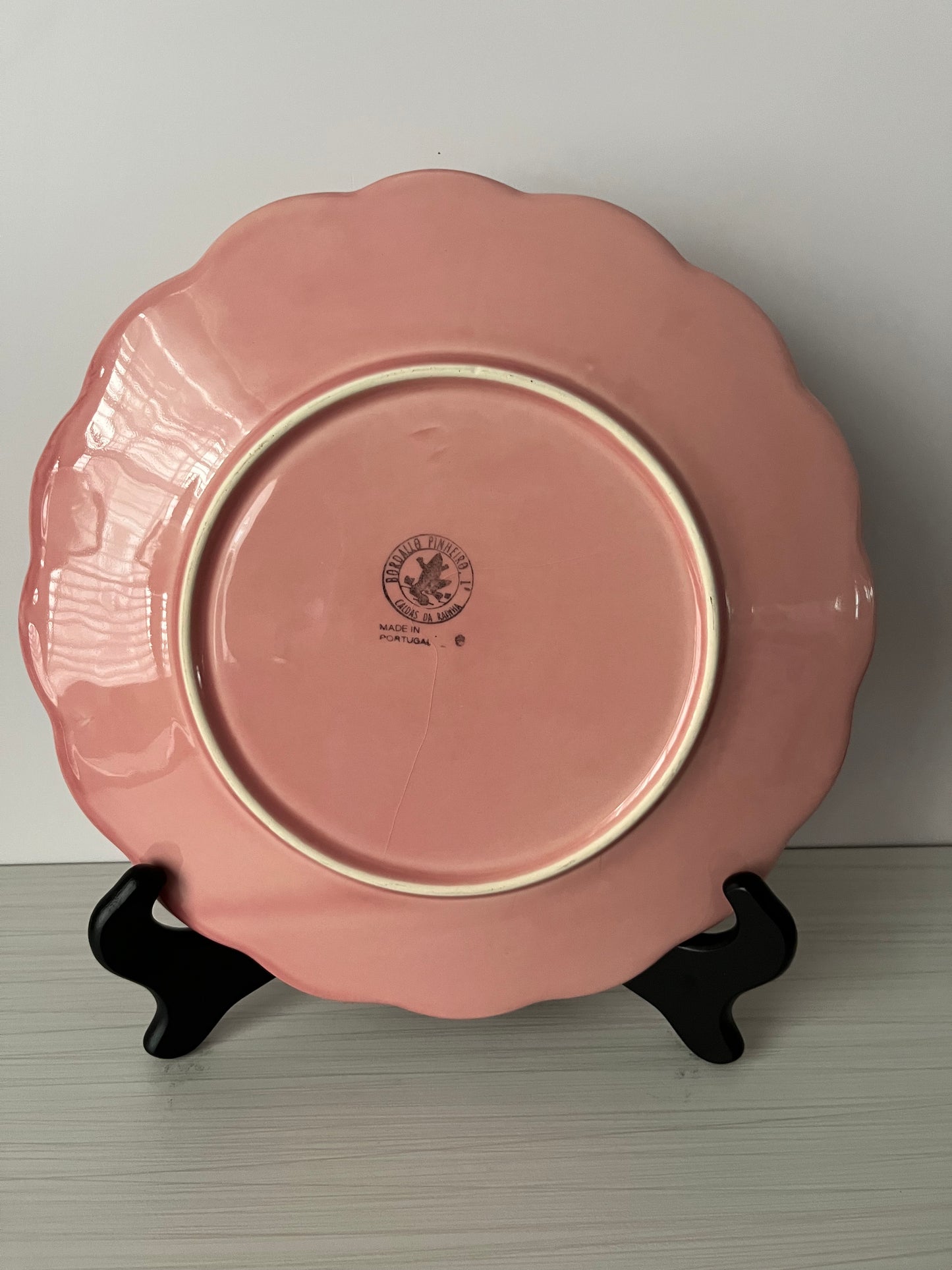 Vintage 1980s Bordallo Pinheiro Pink Majolica Floral Plates – Set of 4 Hydrangea Relief Display Dinner Size Plates  – Made in Portugal – Heavy Crazing Crackle Glaze