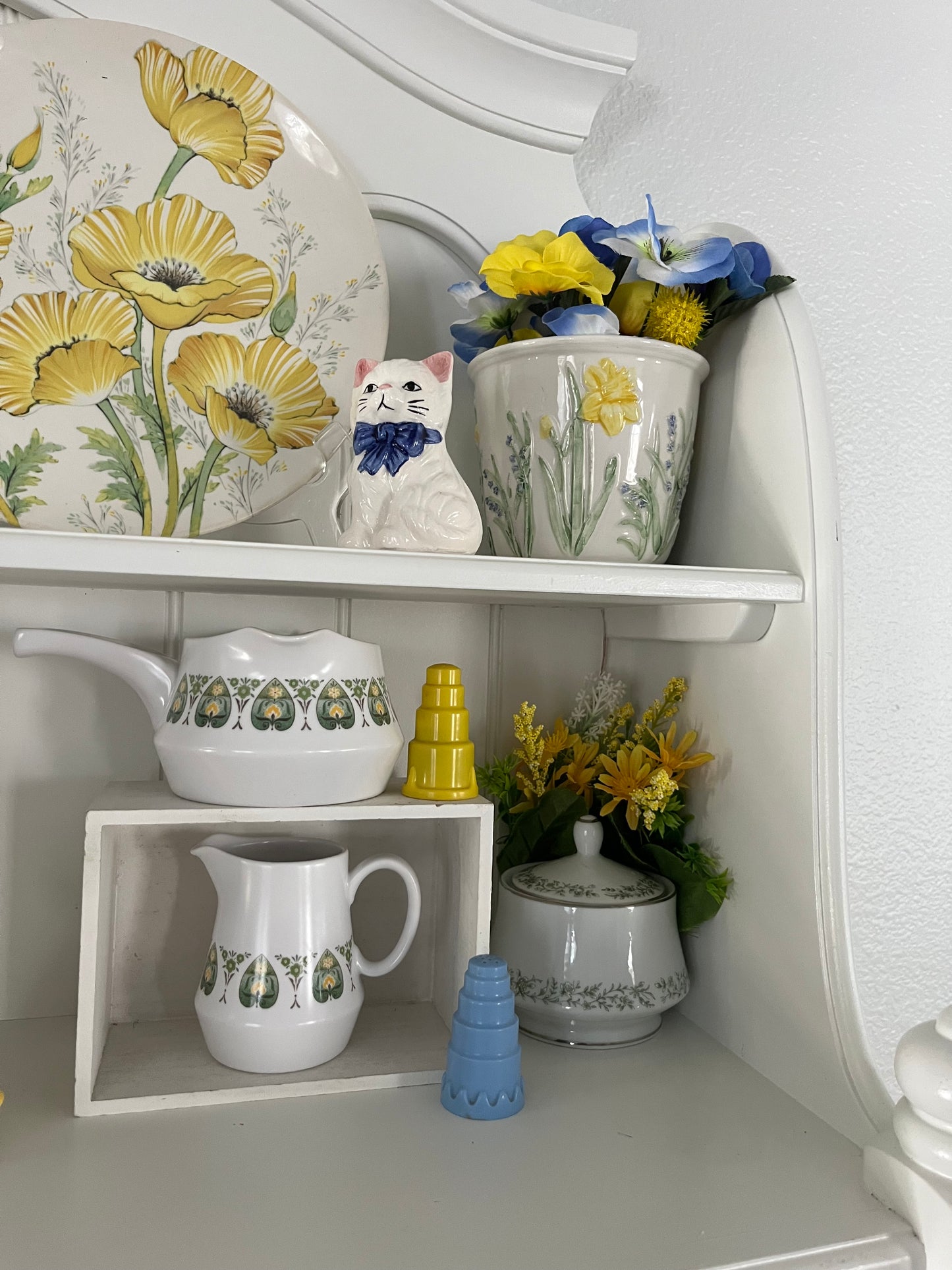 Vintage 1950s CHELAIM USA Stacked Plastic Salt & Pepper Shakers – Blue & Yellow Art Deco-style