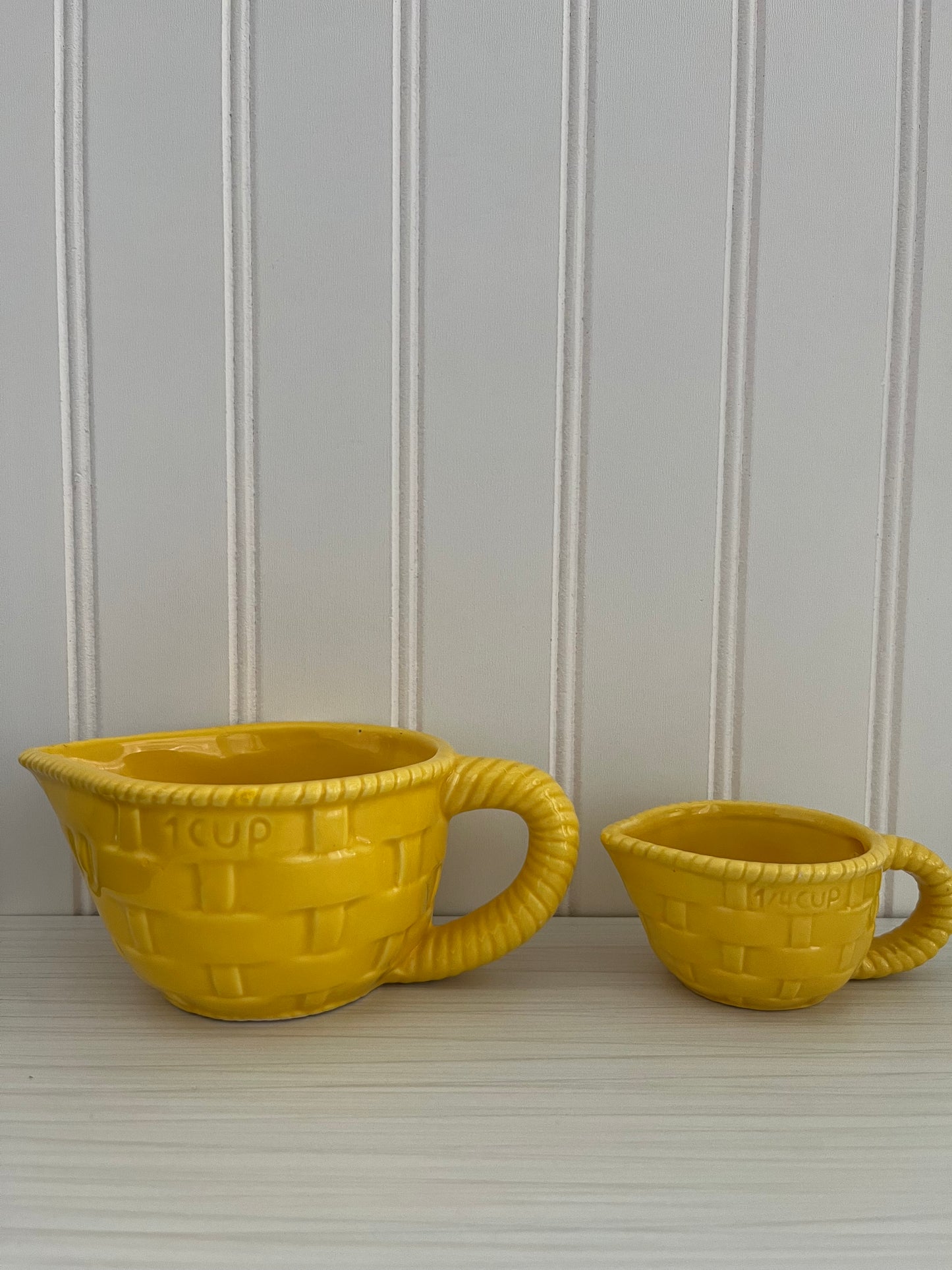 Retro Sunshine Yellow Basket Weave Measuring Cups – 1 Cup & 1/4 Cup (c. 1990s–2000s)