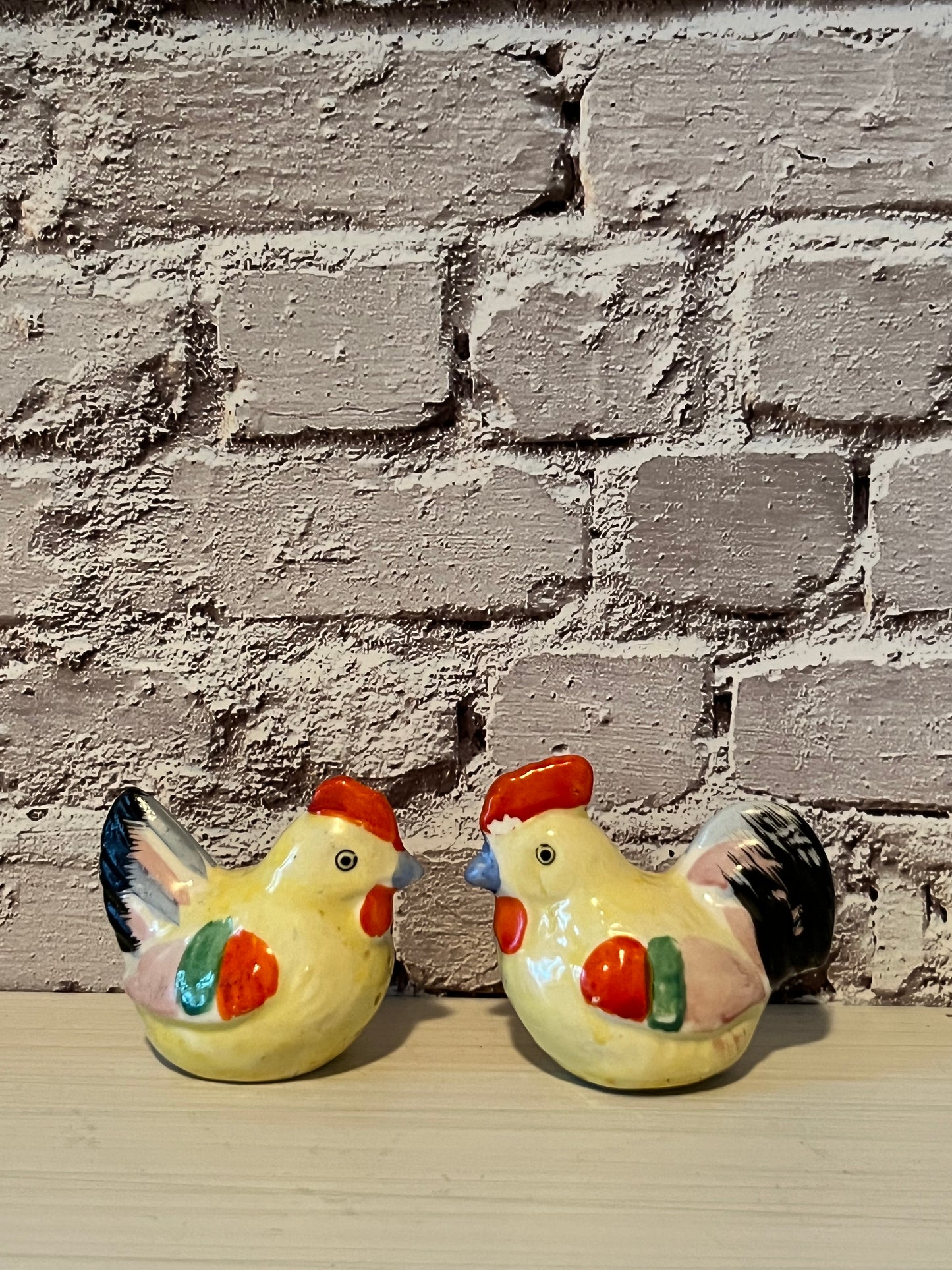 Vintage Vintage 1940s–1950s Hand-Painted Rooster Hen Salt & Pepper Shaker Set