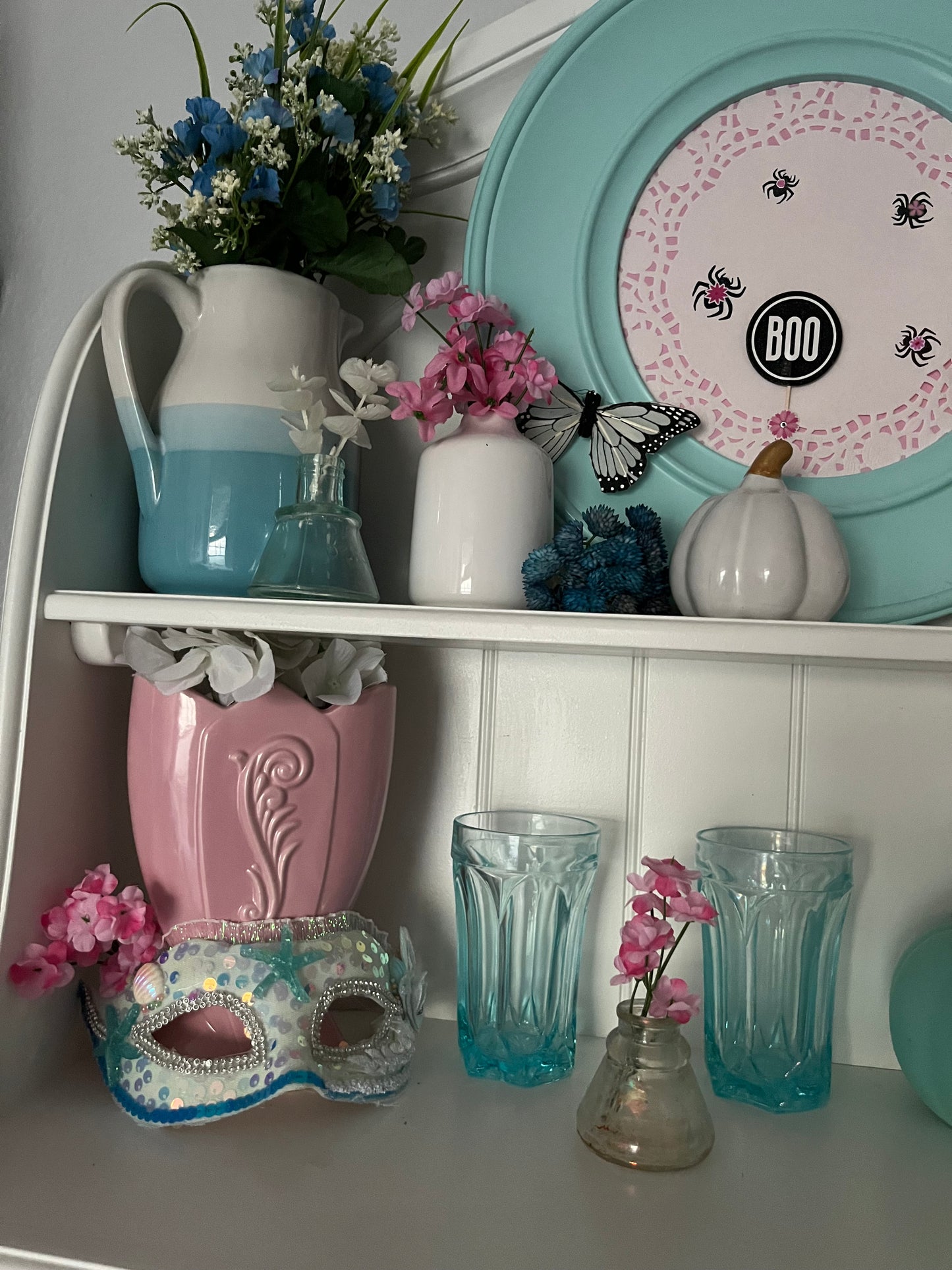 1940s Vintage Art Deco Fredericksburg Pottery Fan Vase in Pink Ceramic with Floral Design