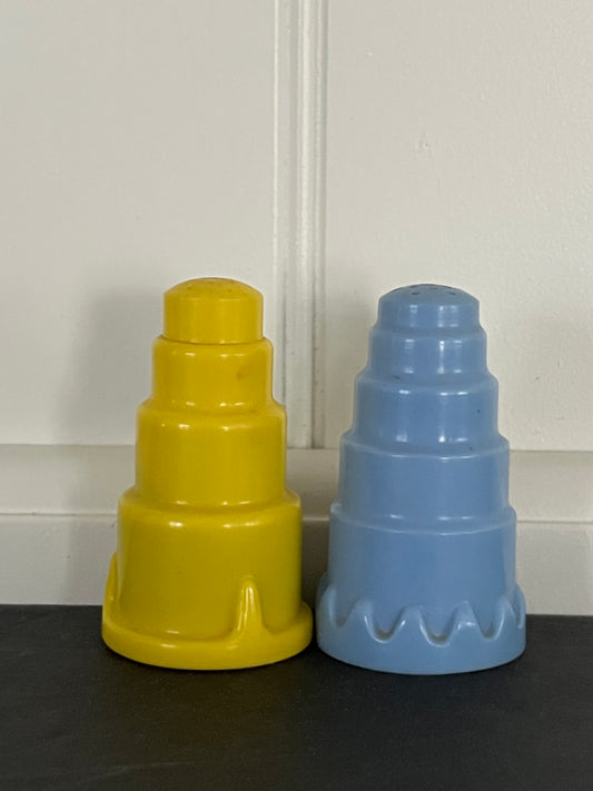 Vintage 1950s CHELAIM USA Stacked Plastic Salt & Pepper Shakers – Blue & Yellow Art Deco-style