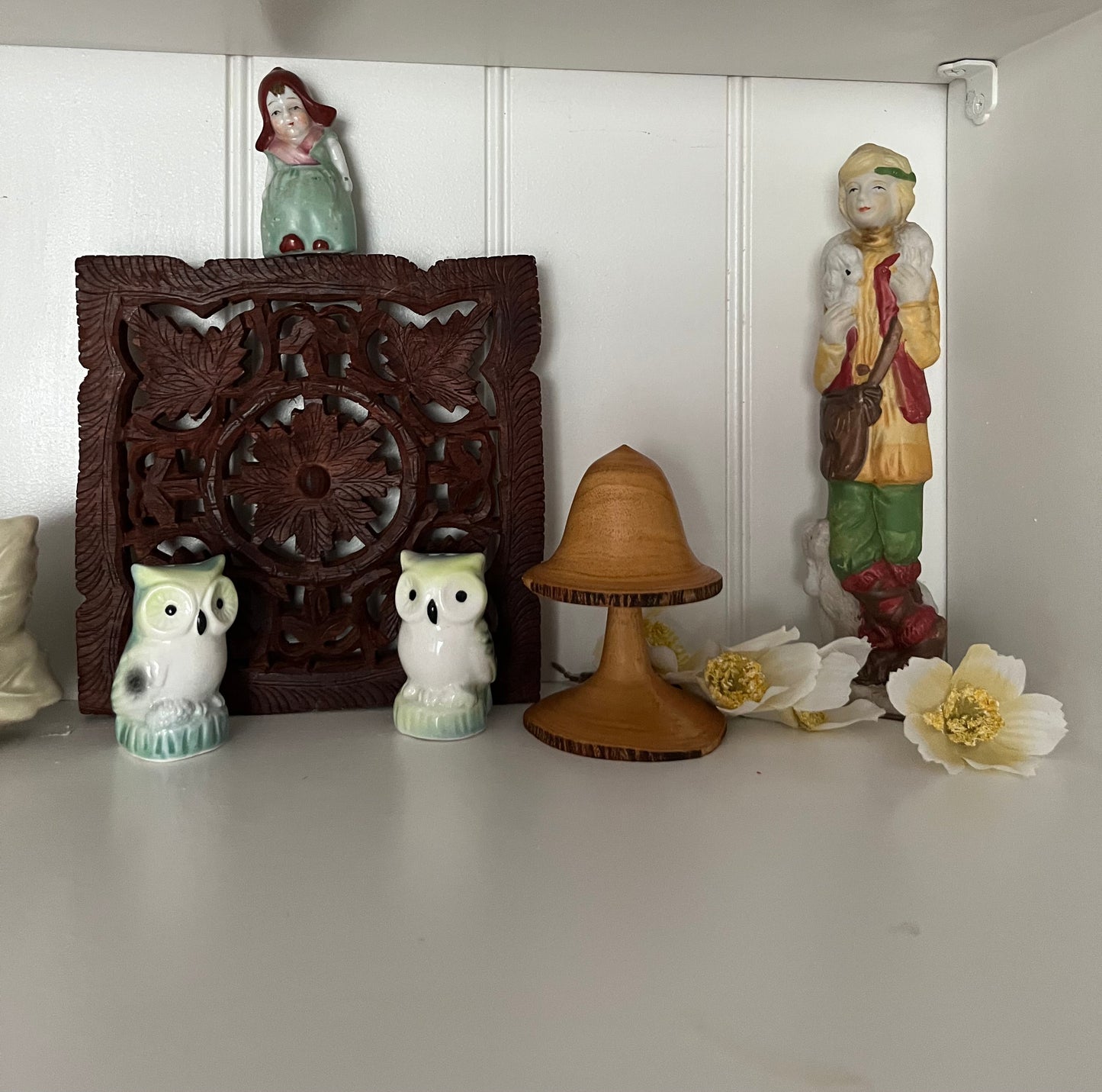 Vintage 1920s–1930s Mini Hand-Painted Dutch Bonnet Girl Porcelain Shaker Figurine – Mint Green Dress & Rust Red Hood