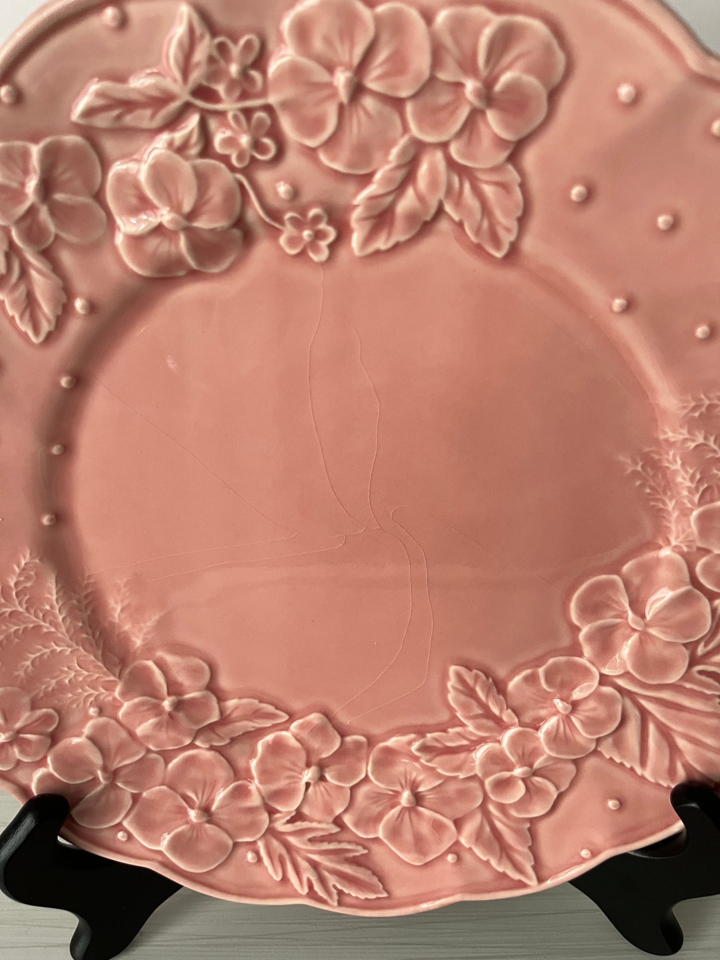 Vintage 1980s Bordallo Pinheiro Pink Majolica Floral Plates – Set of 4 Hydrangea Relief Display Dinner Size Plates  – Made in Portugal – Heavy Crazing Crackle Glaze