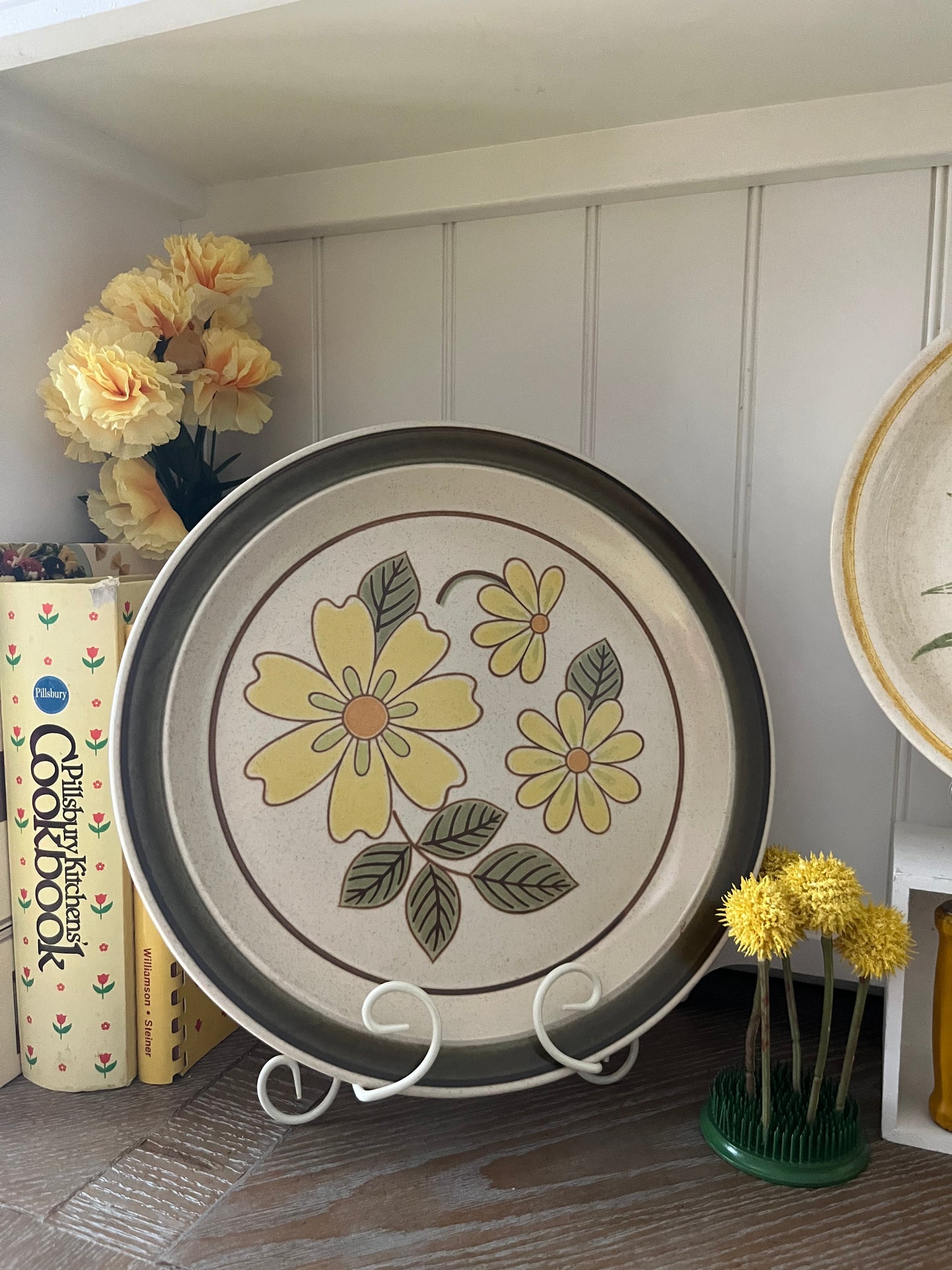 Vintage  Mikasa Hallkraft Potterskraft “Lazy Daisies” Stoneware Round Serving Tray Platter Plate  P6030 1970s Japanese Flower Power Style