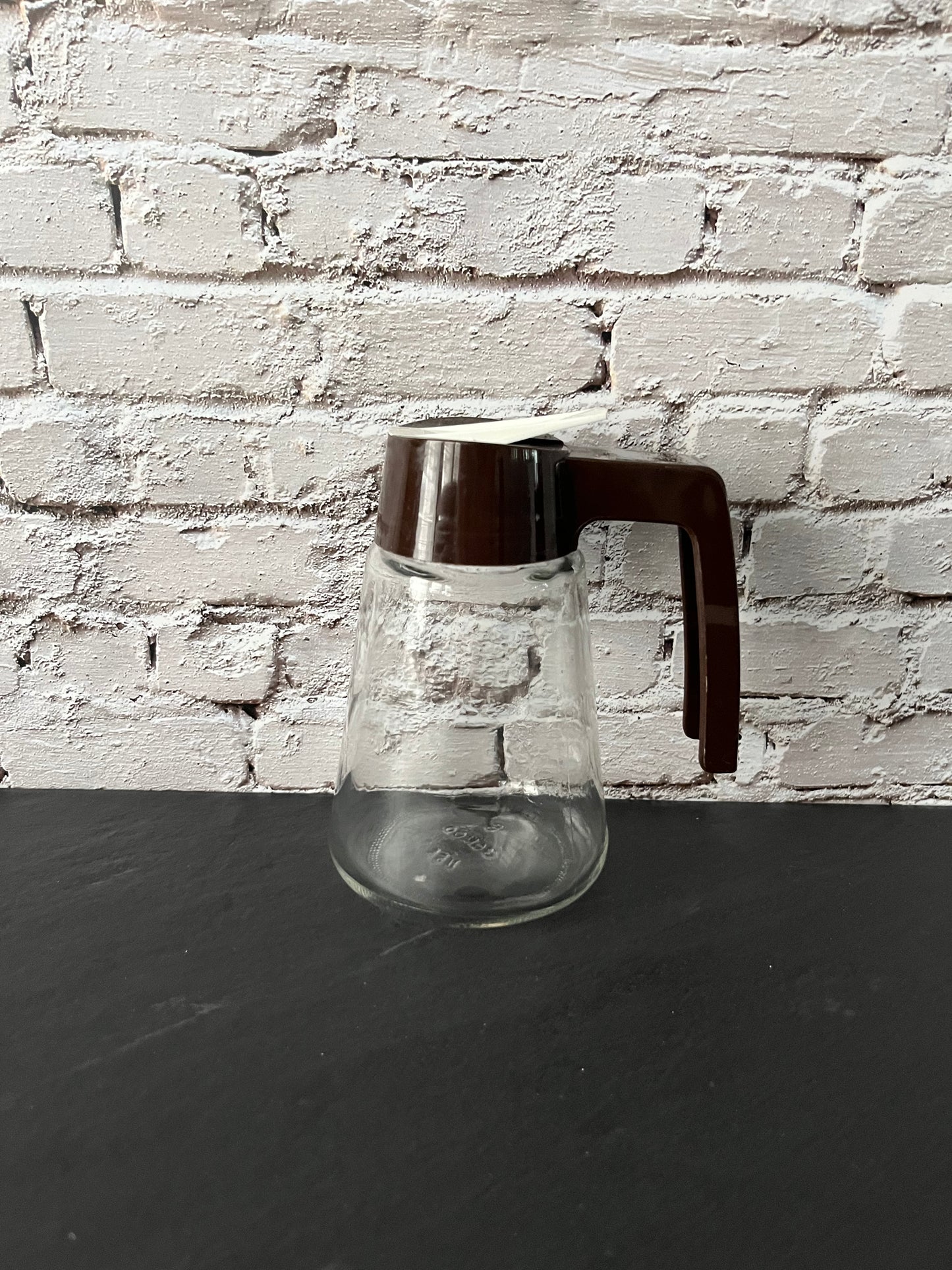 Vintage 1970s Gemco USA Clear Glass Dripless Syrup Pitcher – Brown Plastic Lid – 5” Tall