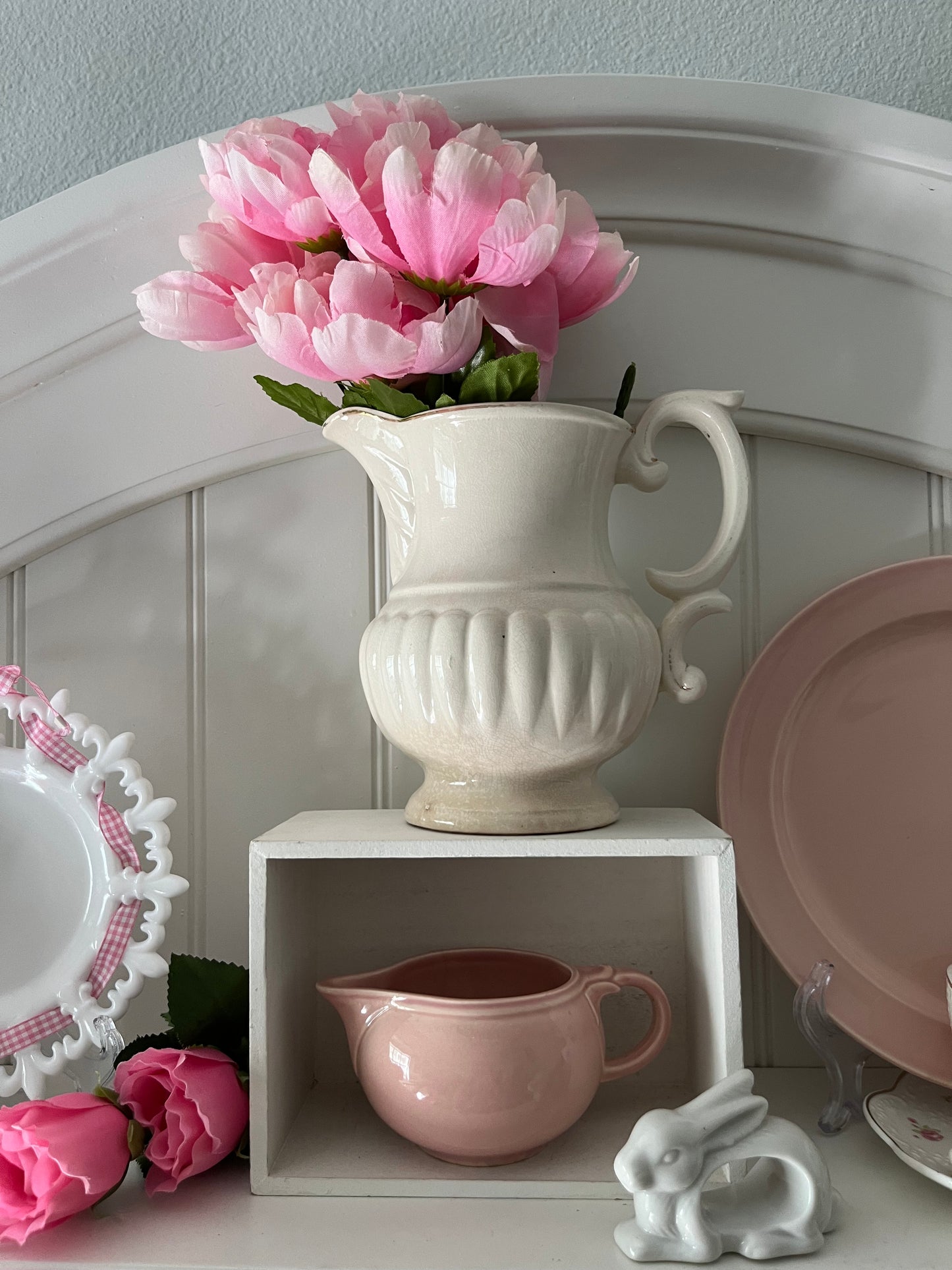 Vintage Patinaed 1950s Betson’s Ivory Ceramic Glazed Earthenware Creamer Pitcher – Pedestal Base Cottage Cream Jug – Farmhouse Ironstone Style