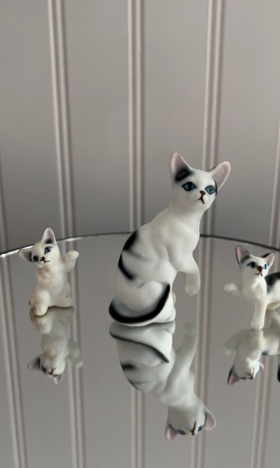 Vintage Mid-Century Kitsch White Black with Blue Eyes Cat With 2 Kittens Porcelain Figurine Set of 3 – Japan/Taiwan Export Style, c. 1960s–1970s