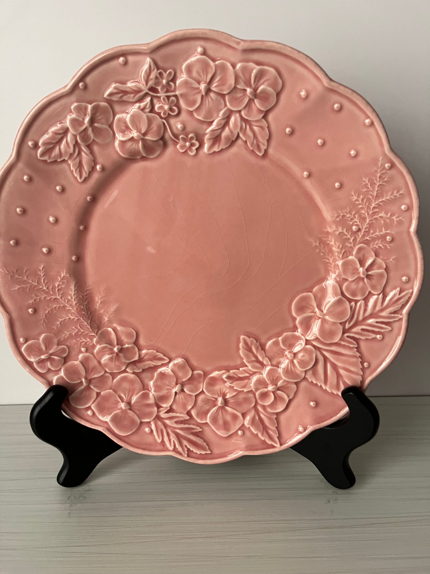 Vintage 1980s Bordallo Pinheiro Pink Majolica Floral Plates – Set of 4 Hydrangea Relief Display Dinner Size Plates  – Made in Portugal – Heavy Crazing Crackle Glaze