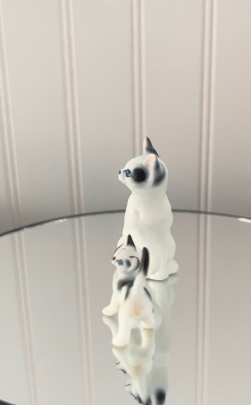 Vintage Mid-Century Kitsch White Black with Blue Eyes Cat With 2 Kittens Porcelain Figurine Set of 3 – Japan/Taiwan Export Style, c. 1960s–1970s