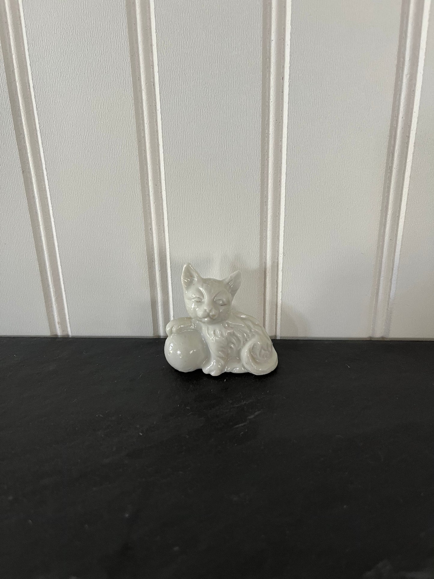 Small Shiny Porcelain White Cat with Ball in Wade Style - Elegant Collectible Decor