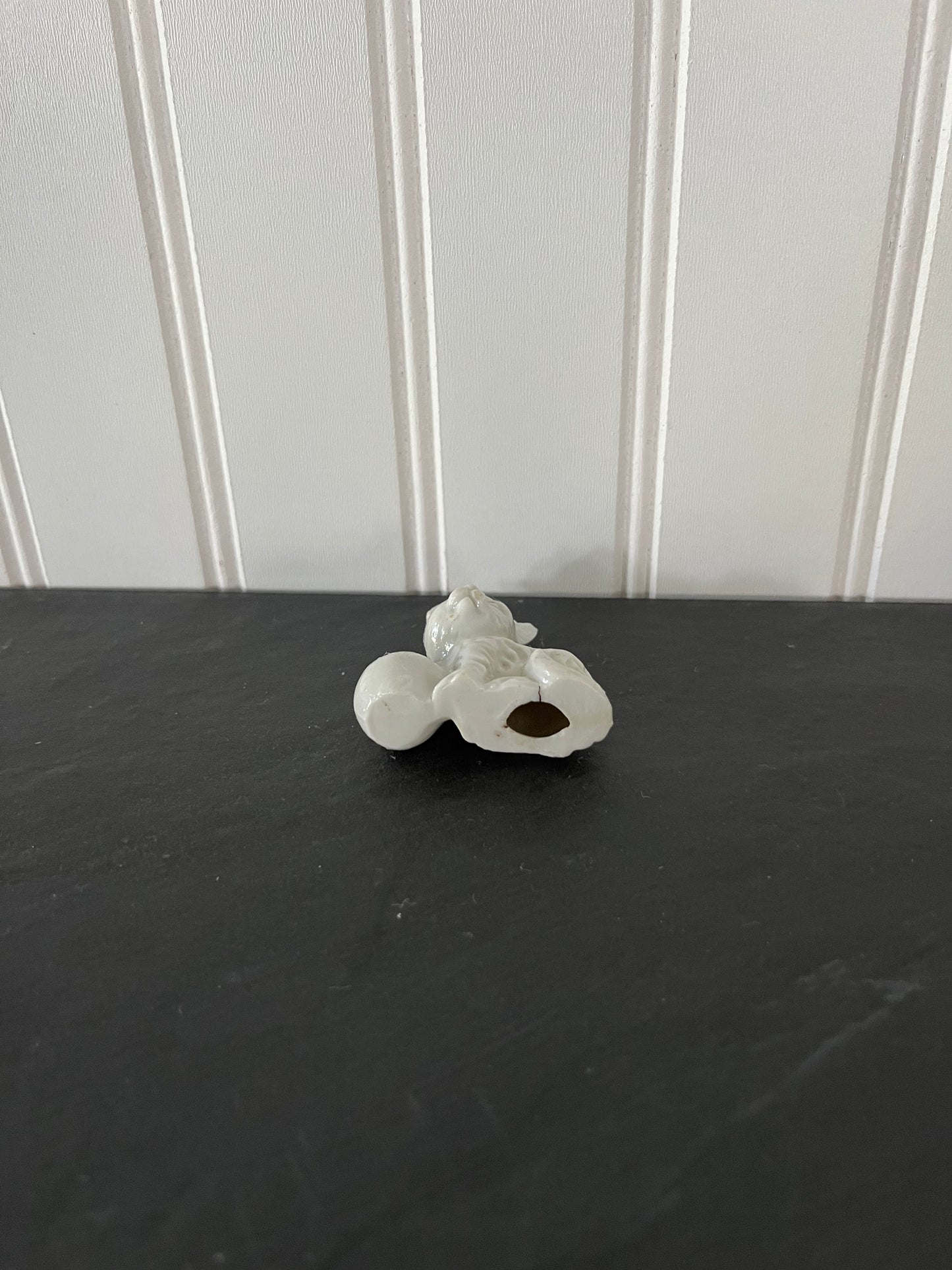 Small Shiny Porcelain White Cat with Ball in Wade Style - Elegant Collectible Decor
