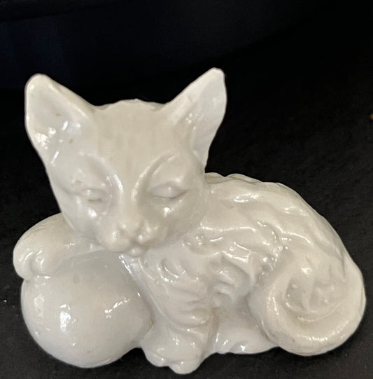 Small Shiny Porcelain White Cat with Ball in Wade Style - Elegant Collectible Decor