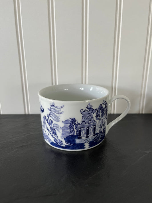 Grandmillennial Style Vintage Bristol House Blue Willow Qinghua Cup &  Saucer Set - Timeless Blue and White Collectibles